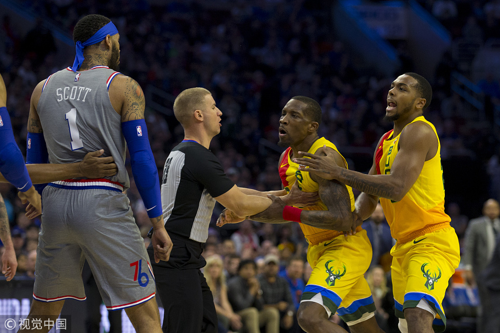  霍勒迪防守锁死对手，雄鹿客场小胜尼克斯稳居前列